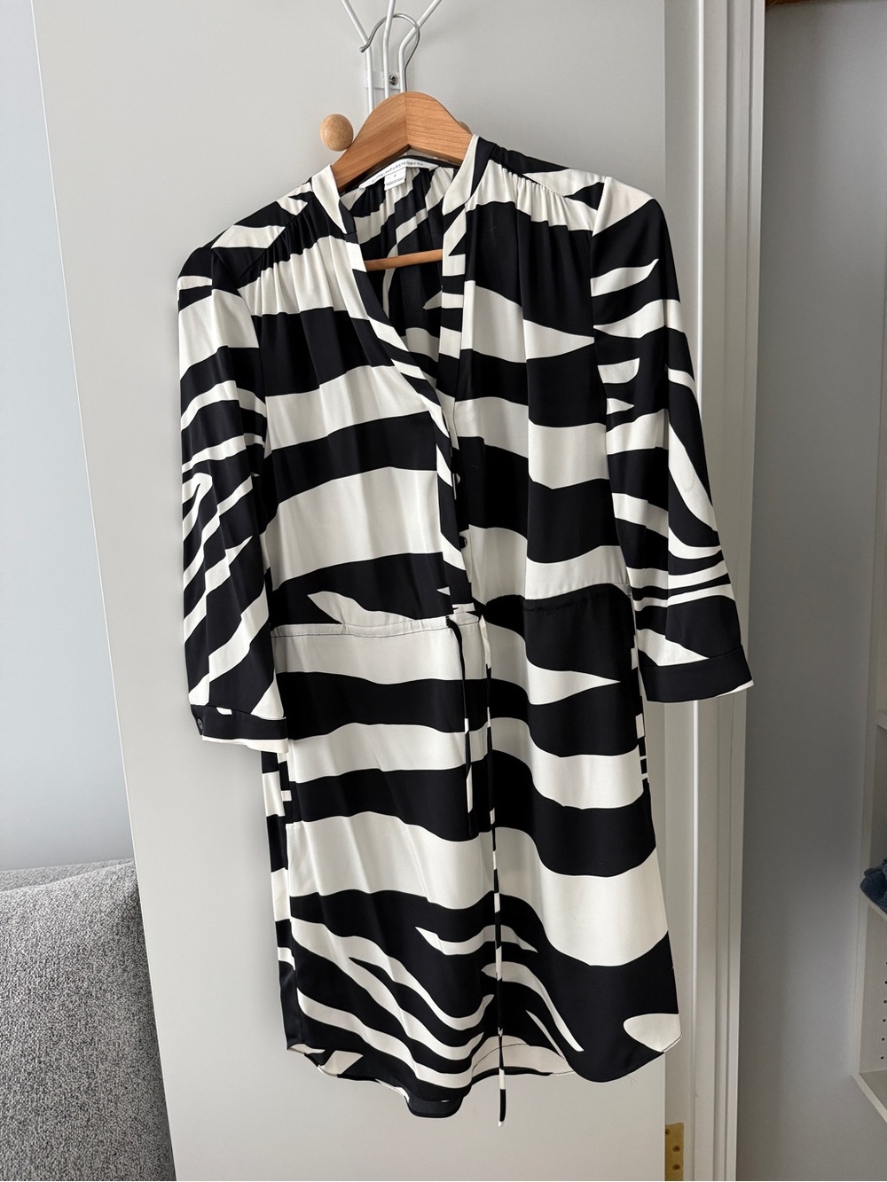Diane Von Furstenberg silk blend animal print dress, size 2 - Picture 2 of 7